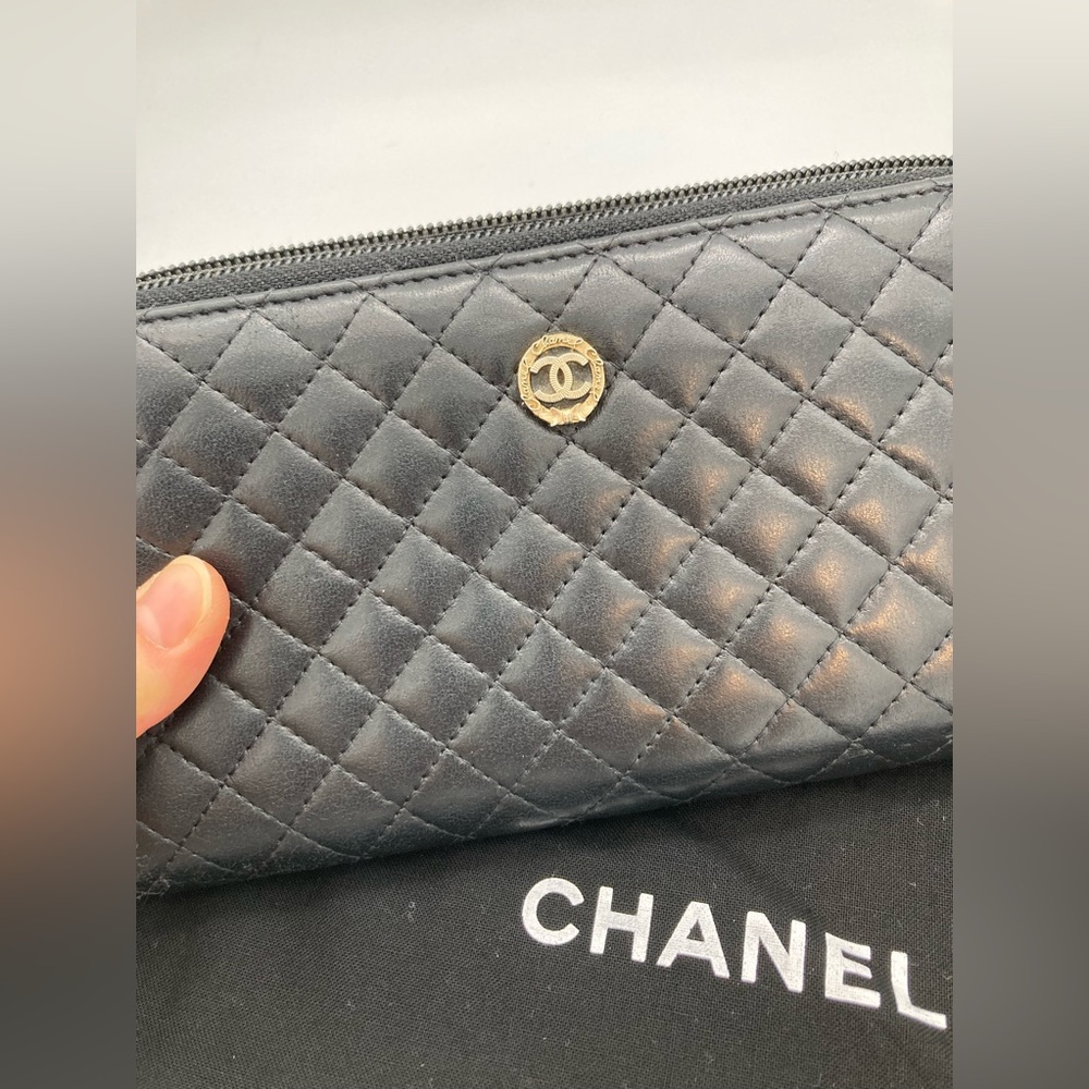 CHANEL CC QUILTED DIAMOND BLACK LAMBSKIN ZIPPY WALLET - Picture 4 of 15